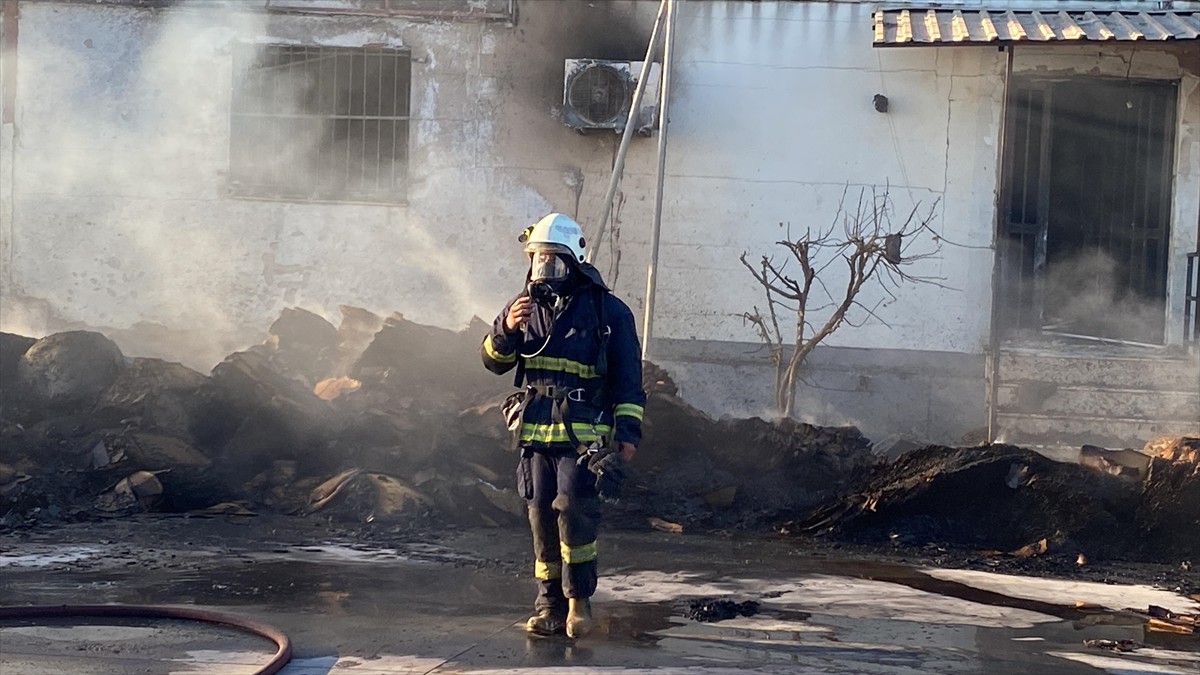 Antalya'nın Aksu ilçesinde kağıt üretimi yapılan fabrikada çıkan yangın söndürülmeye...