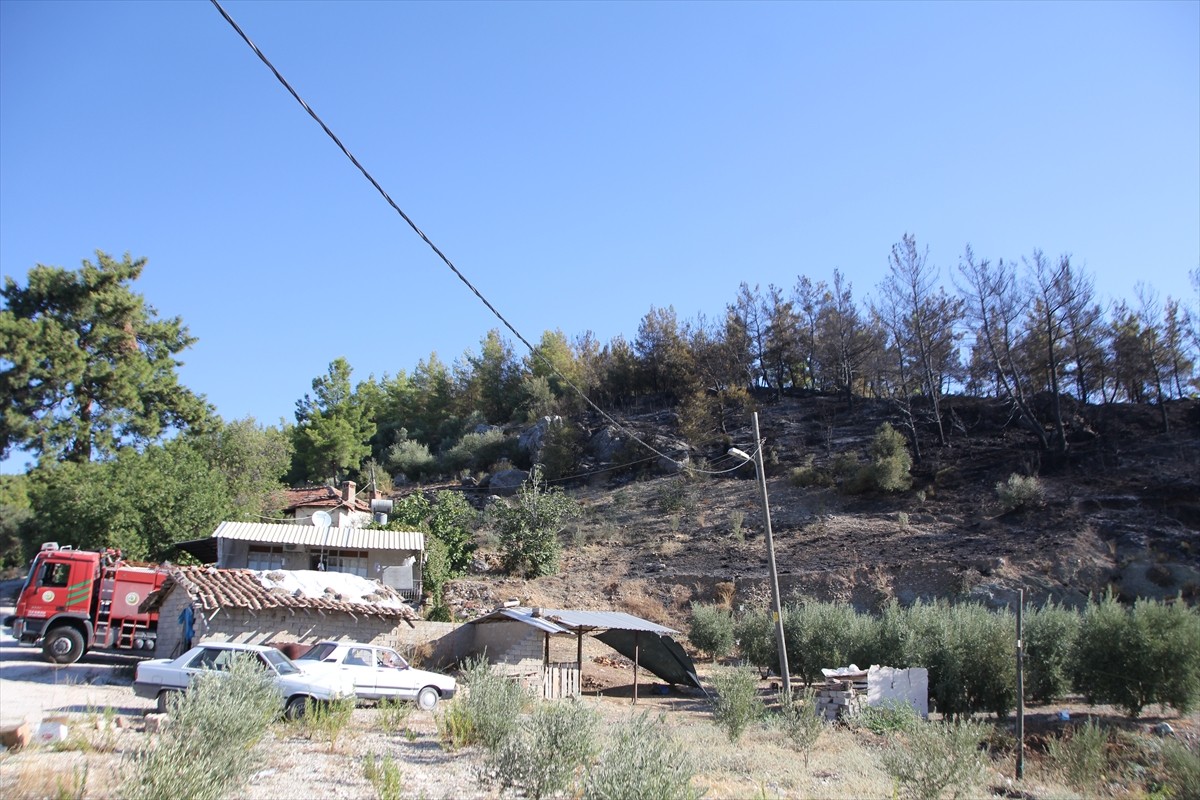 Antalya'nın Serik ilçesinde kırsal arazide başlayıp ormana sıçrayan yangın söndürüldü.