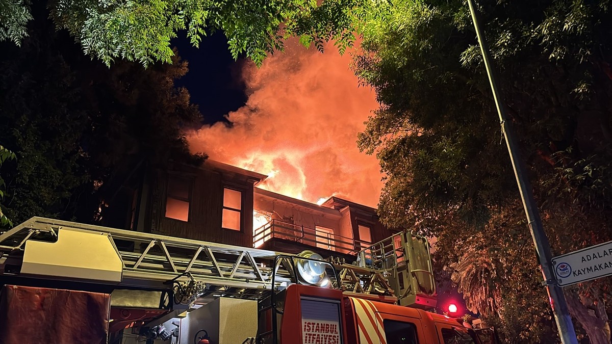 Büyükada'da metruk ahşap binada çıkan yangına itfaiye ekipleri müdahale ediyor.