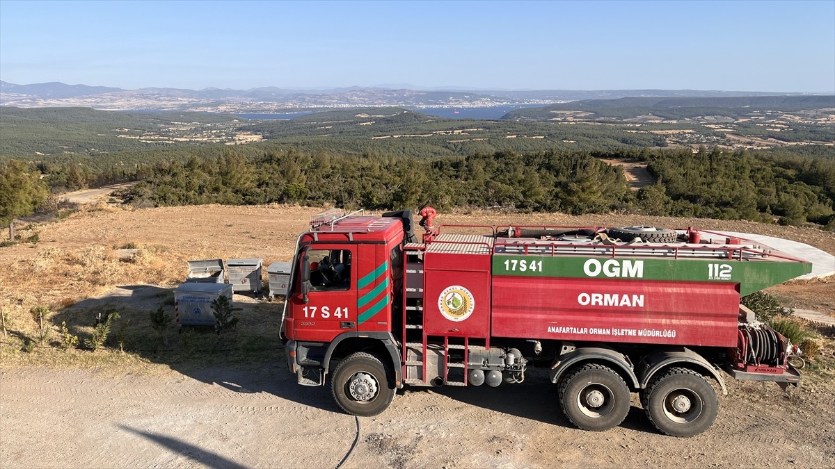 Çanakkale'nin Eceabat ilçesinde önceki gün çıkan ve 700 hektarlık alanda etkili olan orman...