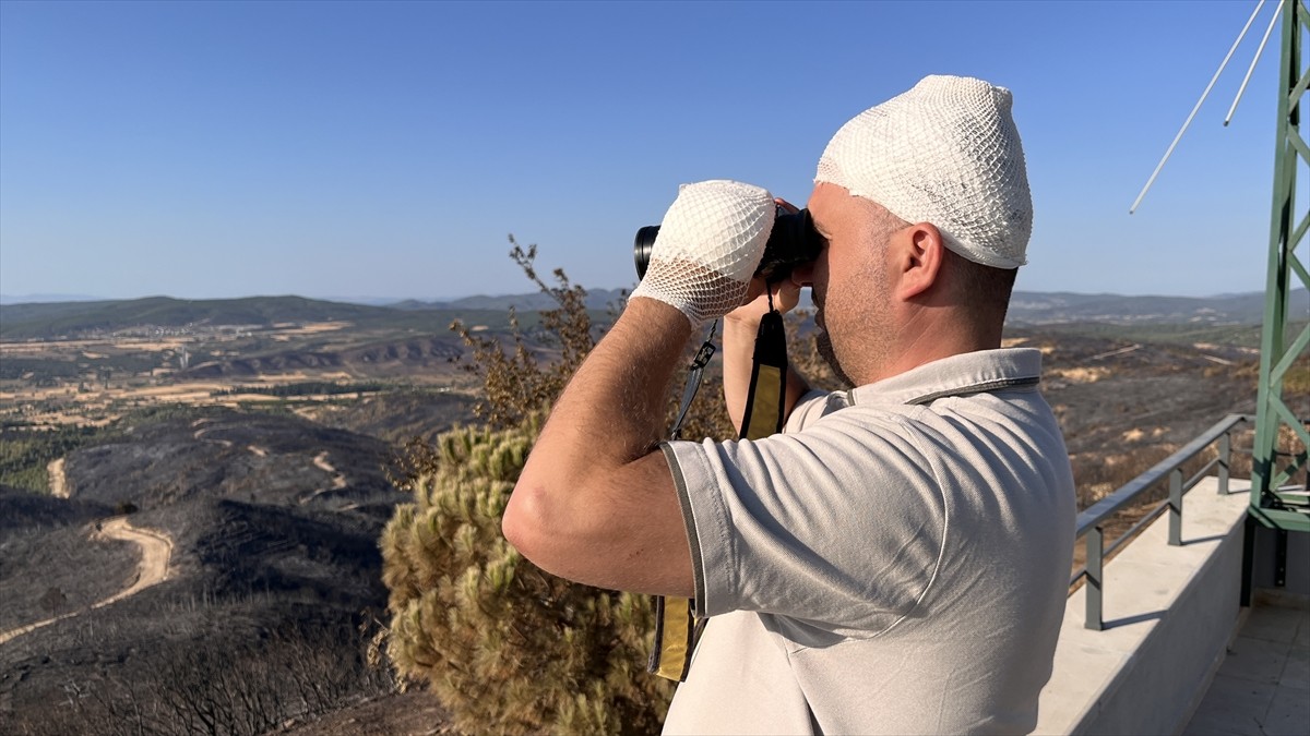 Çanakkale'nin Eceabat ilçesinde önceki gün çıkan ve 700 hektarlık alanda etkili olan orman...