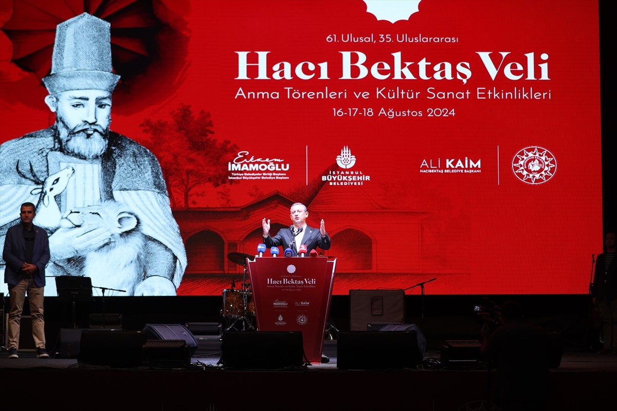 CHP Genel Başkanı Özgür Özel, Nevşehir'in Hacıbektaş ilçesindeki Cumhuriyet Kent Meydanı'nda...