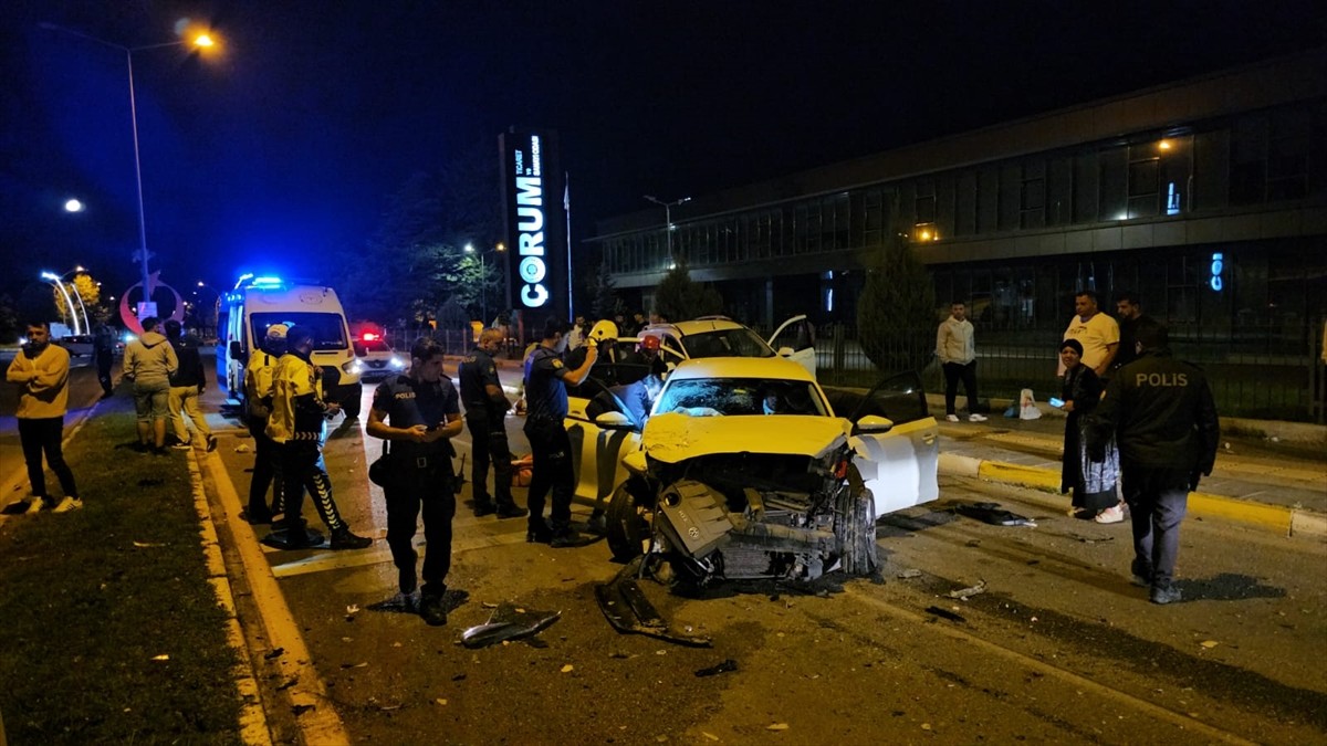 Çorum’da otomobilin park halindeki hafif ticari araca çarptığı kazada 3 kişi yaralandı.