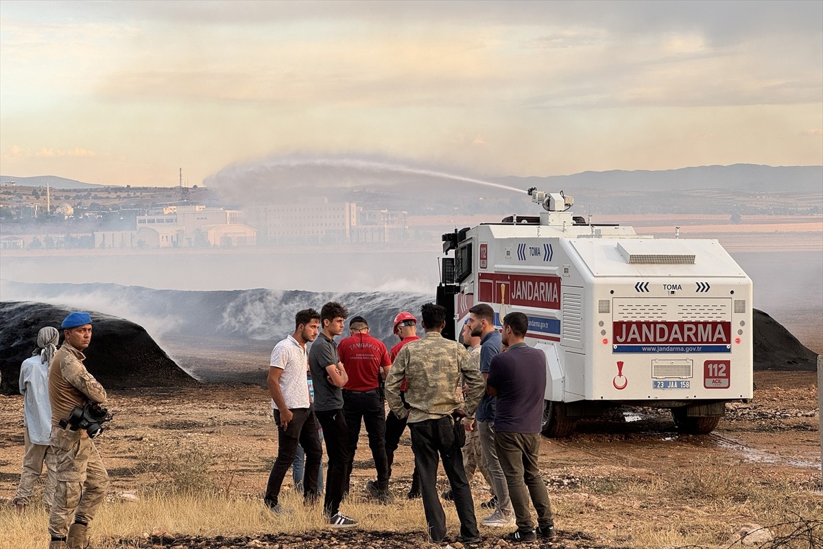 Elazığ'da kırsal arazide çıkan ve yerleşim yerlerindeki bahçelere sıçrayan yangın ekiplerin...