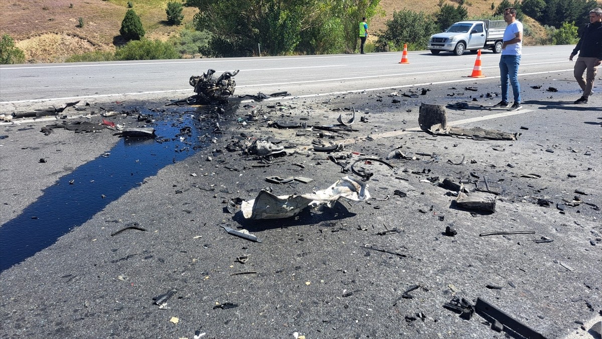 Erzincan'da iki aracın çarpıştığı kazada 3 kişi yaşamını yitirdi, 4 kişi yaralandı.