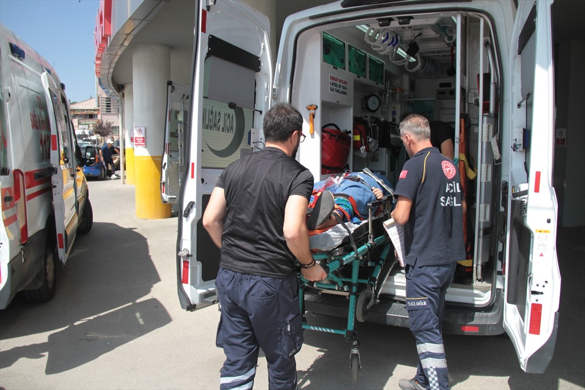 Erzincan'da iki aracın çarpıştığı kazada 3 kişi yaşamını yitirdi, 4 kişi yaralandı.