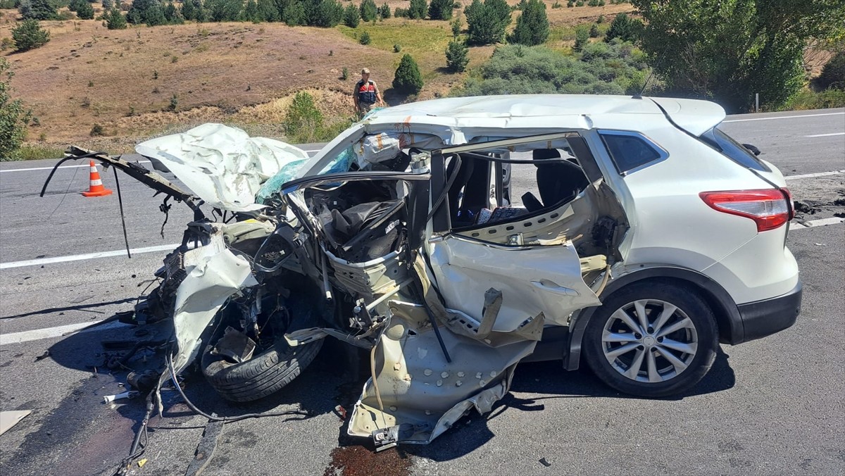 Erzincan'da iki aracın çarpıştığı kazada 3 kişi yaşamını yitirdi, 4 kişi yaralandı.