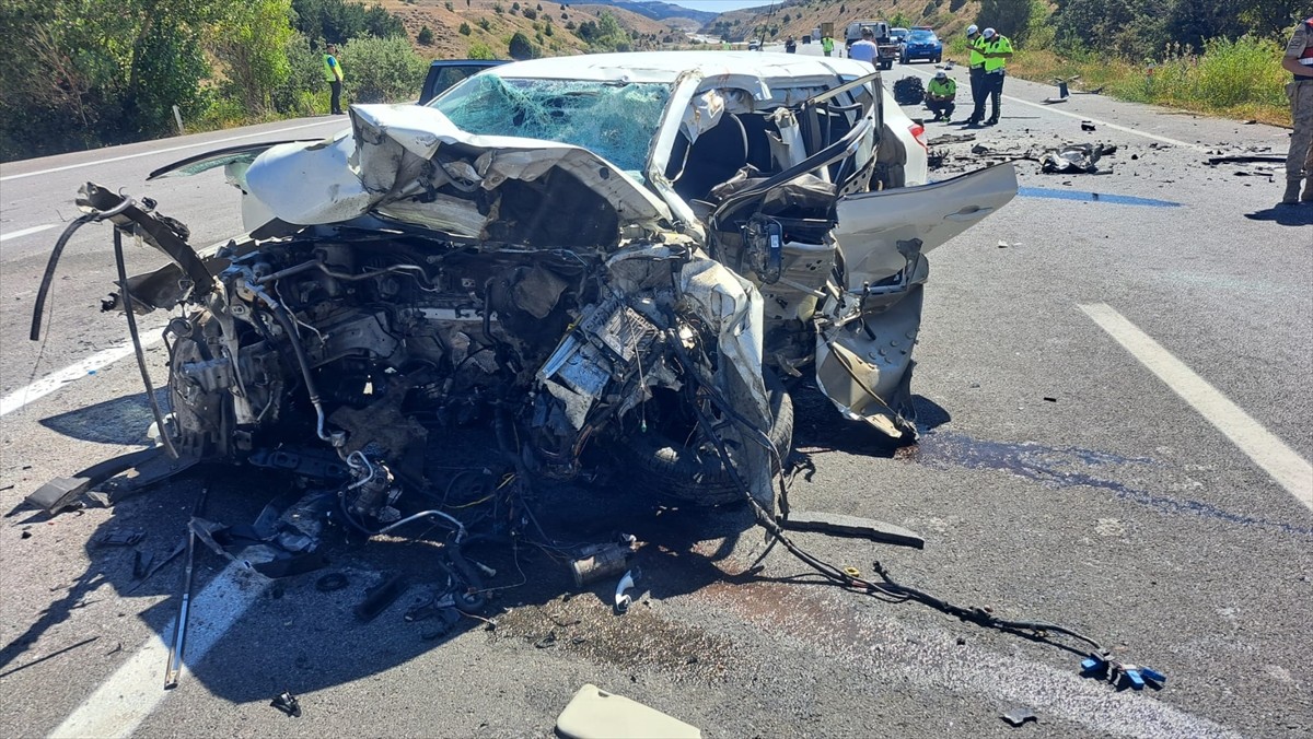 Erzincan'da iki aracın çarpıştığı kazada 3 kişi yaşamını yitirdi, 4 kişi yaralandı.