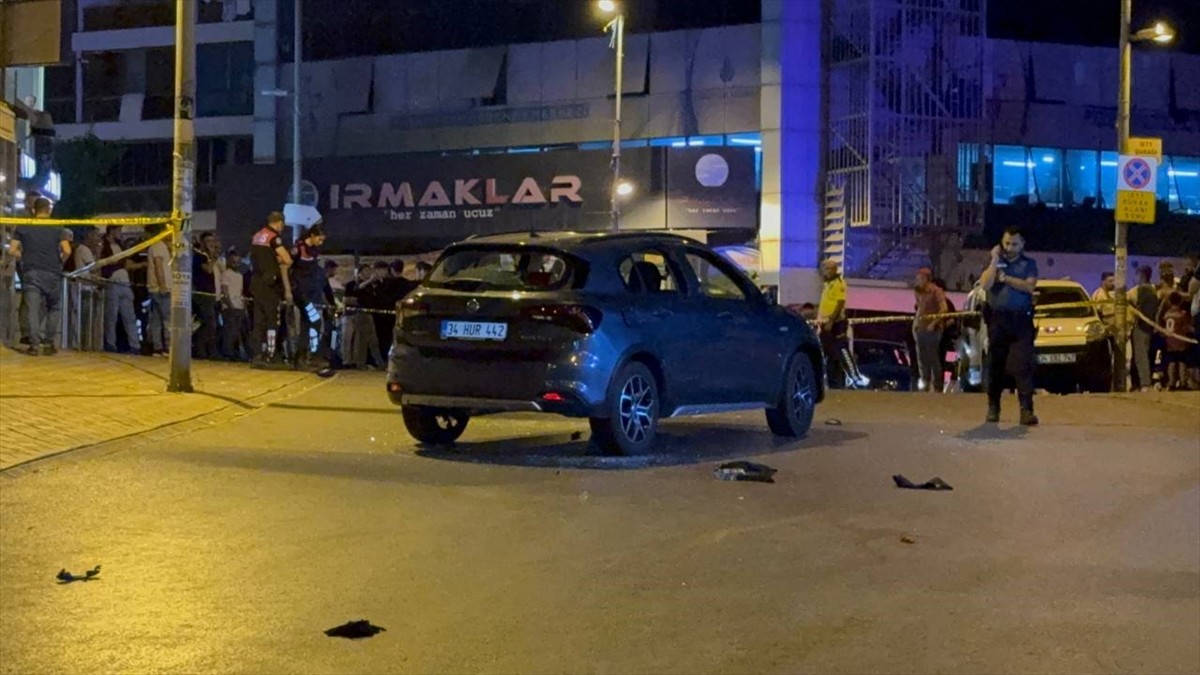 Esenyurt'ta otomobilin çarptığı 3 yaşındaki çocuk yaşamını yitirirken, sürücü aracını bırakarak...