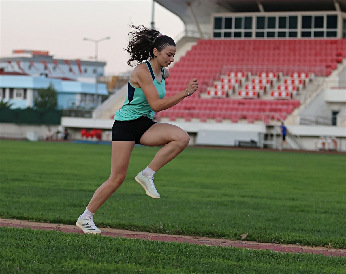 Fransa'da düzenlenecek Paris 2024 Paralimpik Oyunları'na kota kazanan 17 yaşındaki milli atlet...