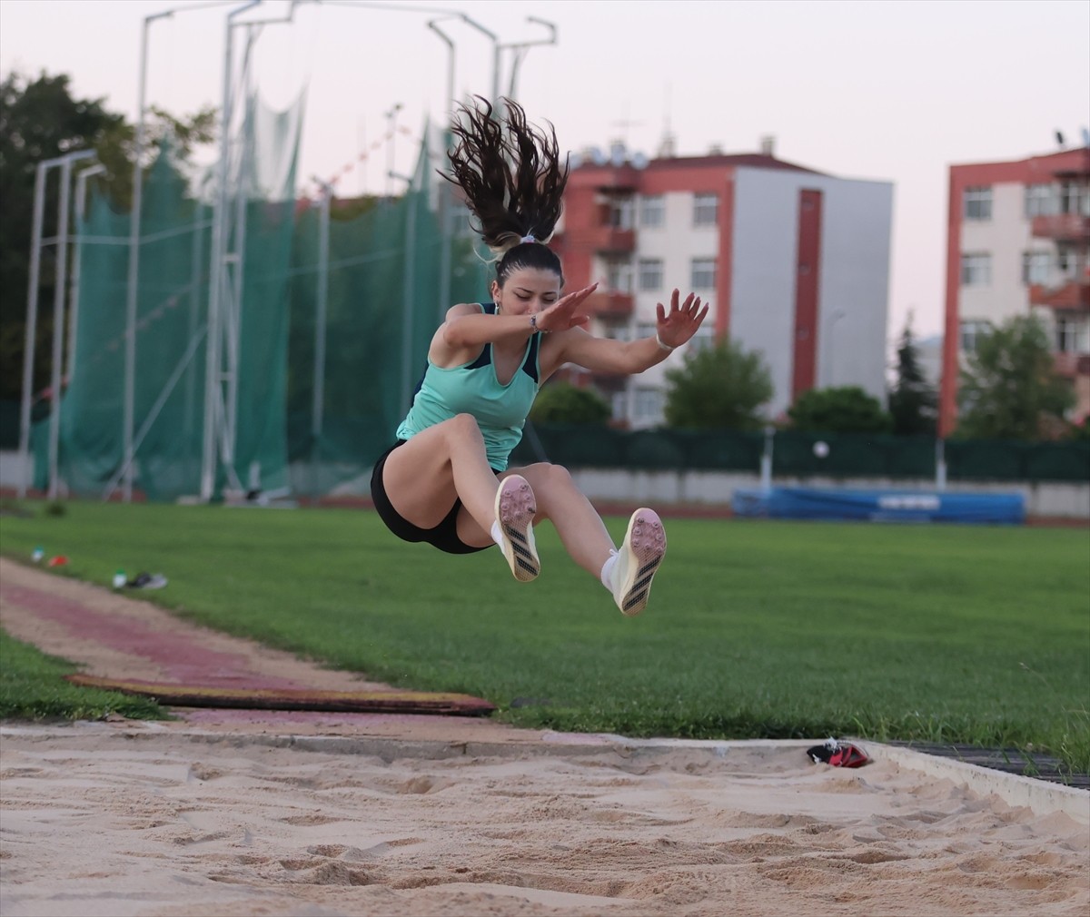 Fransa'da düzenlenecek Paris 2024 Paralimpik Oyunları'na kota kazanan 17 yaşındaki milli atlet...