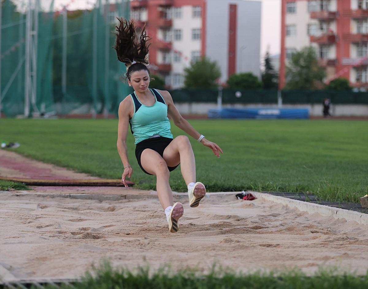 Fransa'da düzenlenecek Paris 2024 Paralimpik Oyunları'na kota kazanan 17 yaşındaki milli atlet...