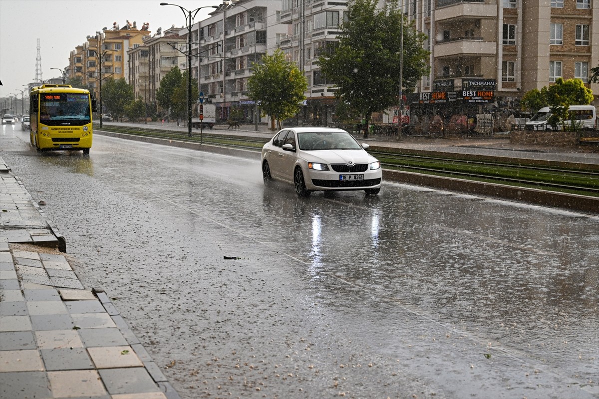 Gaziantep'te etkili olan sağanak nedeniyle bazı cadde ve sokaklarda su birikintisi oluştu. 