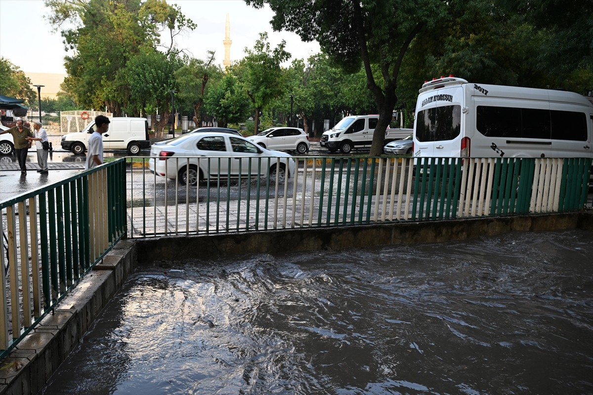 Gaziantep'te etkili olan sağanak nedeniyle bazı cadde ve sokaklarda su birikintisi oluştu. 