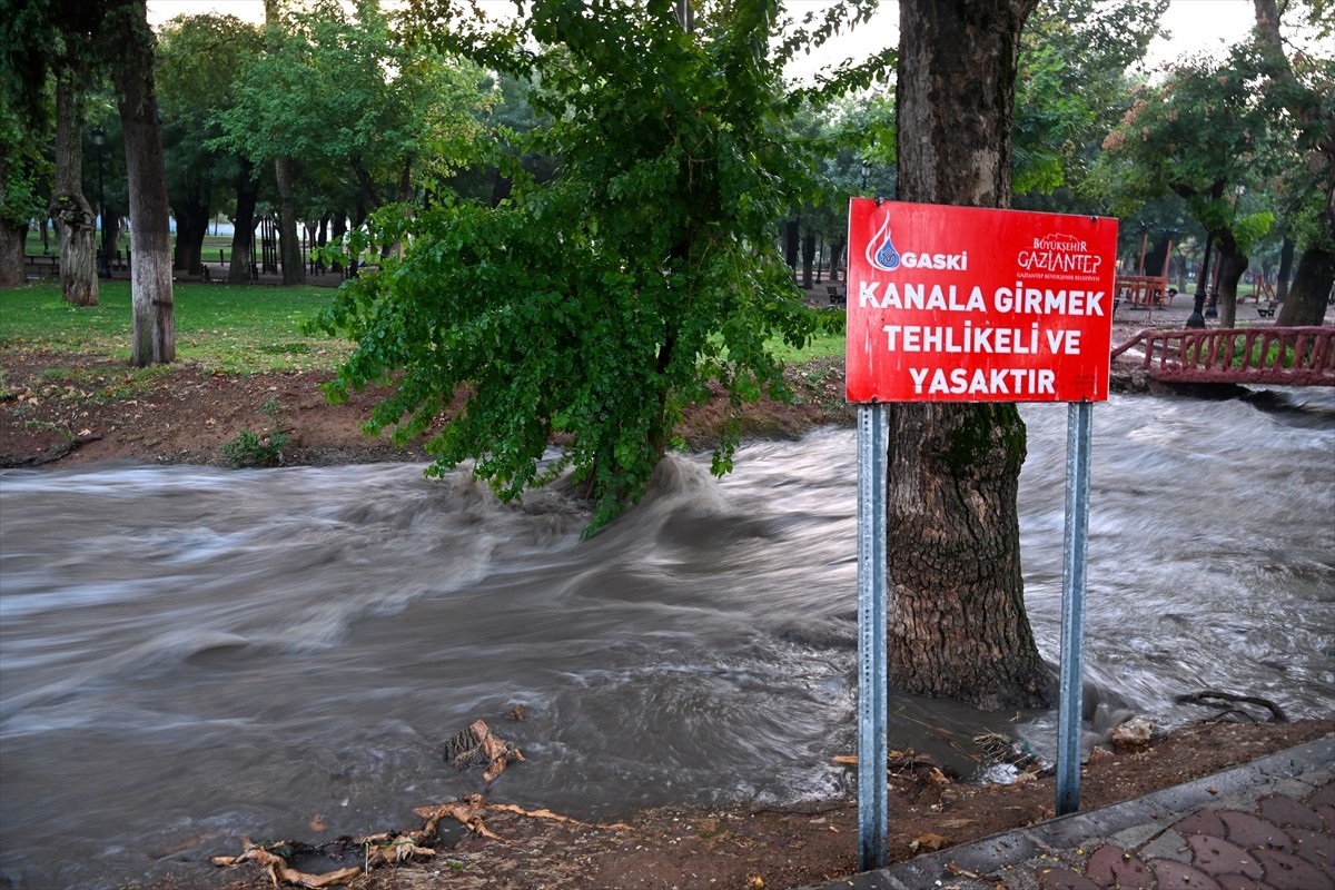 Gaziantep'te etkili olan sağanak nedeniyle bazı cadde ve sokaklarda su birikintisi oluştu. 