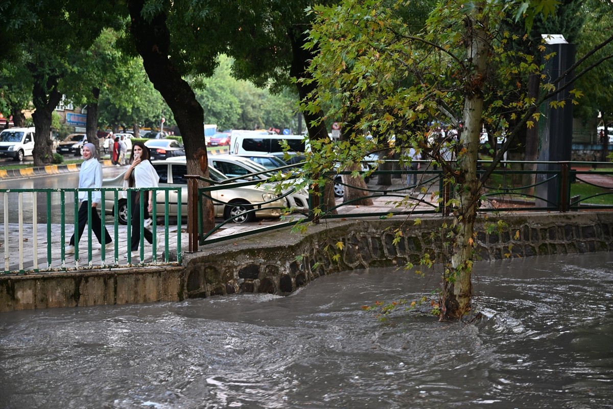 Gaziantep'te etkili olan sağanak nedeniyle bazı cadde ve sokaklarda su birikintisi oluştu. 