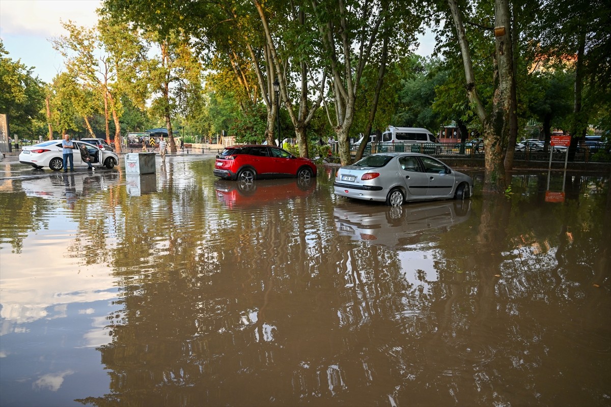 Gaziantep'te etkili olan sağanak nedeniyle bazı cadde ve sokaklarda su birikintisi oluştu. 