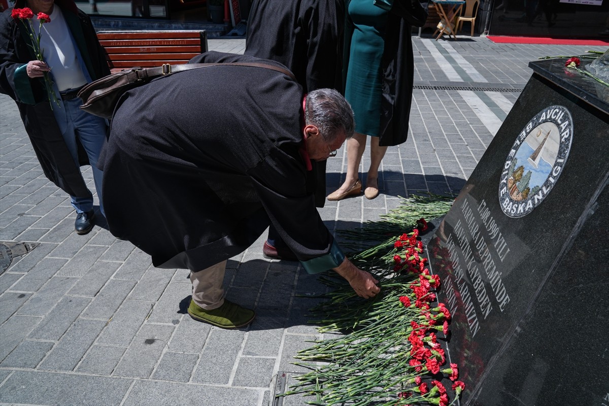  İstanbul Barosu avukatları, 17 Ağustos depreminin yıl dönümü nedeniyle Büyükçekmece'de basın...