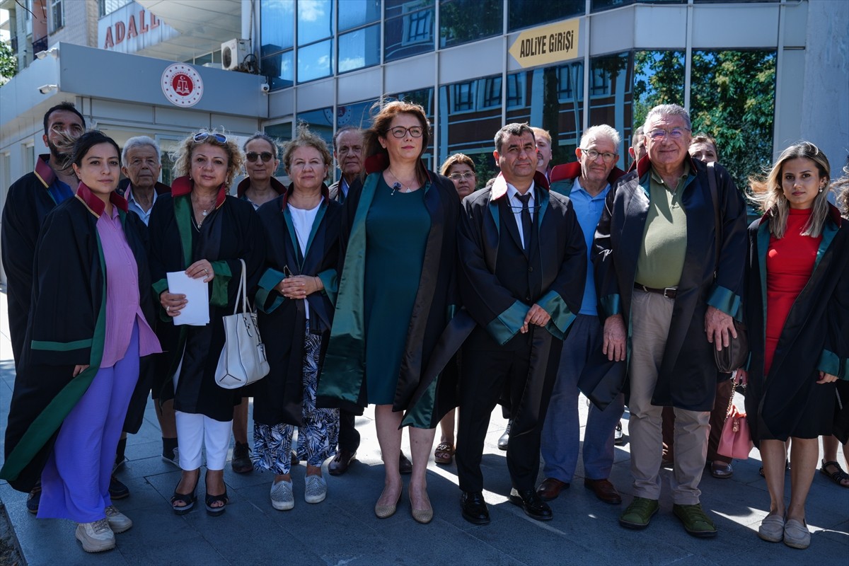  İstanbul Barosu avukatları, 17 Ağustos depreminin yıl dönümü nedeniyle Büyükçekmece'de basın...