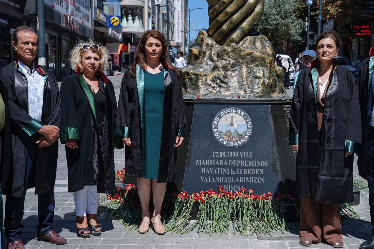  İstanbul Barosu avukatları, 17 Ağustos depreminin yıl dönümü nedeniyle Büyükçekmece'de basın...