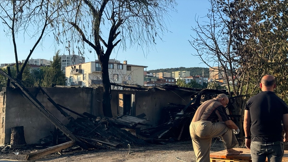 İstanbul Sancaktepe’de depo olarak kullanılan gecekonduda çıkan yangın itfaiye ekipleri tarafından...