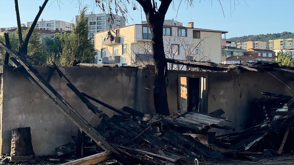 İstanbul Sancaktepe’de depo olarak kullanılan gecekonduda çıkan yangın itfaiye ekipleri tarafından...