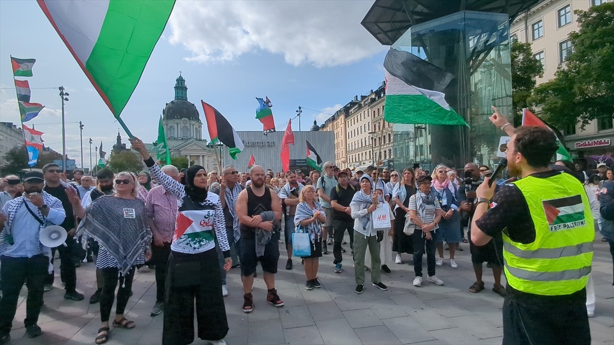 İsveç'te İsrail'in Stockholm Büyükelçiliği önünde toplanan Filistin destekçileri, Gazze'ye yönelik...