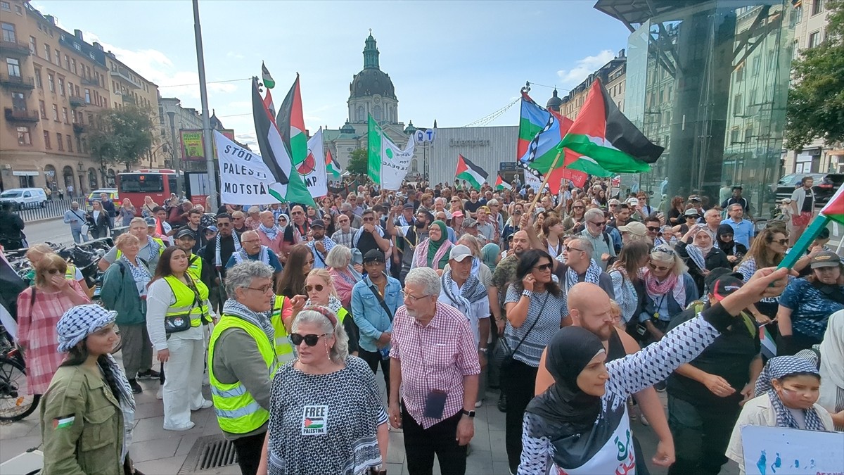 İsveç'te İsrail'in Stockholm Büyükelçiliği önünde toplanan Filistin destekçileri, Gazze'ye yönelik...