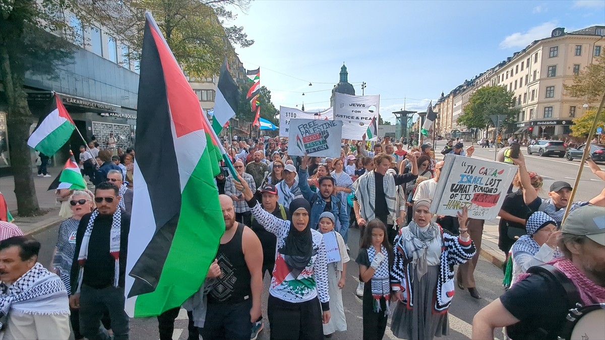 İsveç'te İsrail'in Stockholm Büyükelçiliği önünde toplanan Filistin destekçileri, Gazze'ye yönelik...