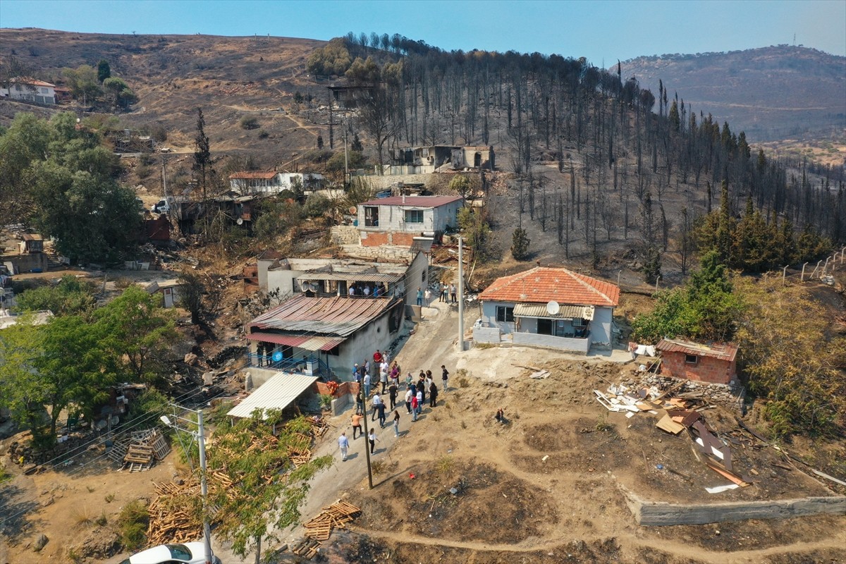 İzmir'in Karşıyaka ilçesi Yamanlar Dağı'nda çıkan yangını söndürme çalışmaları devam ediyor....