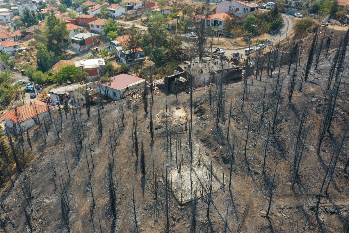 İzmir'in Karşıyaka ilçesi Yamanlar Dağı'nda çıkan yangını söndürme çalışmaları devam ediyor....