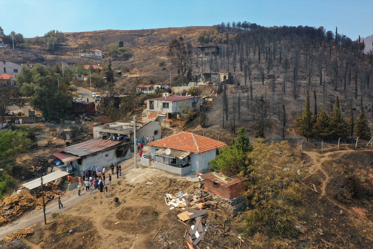 İzmir'in Karşıyaka ilçesi Yamanlar Dağı'nda çıkan yangını söndürme çalışmaları devam ediyor....