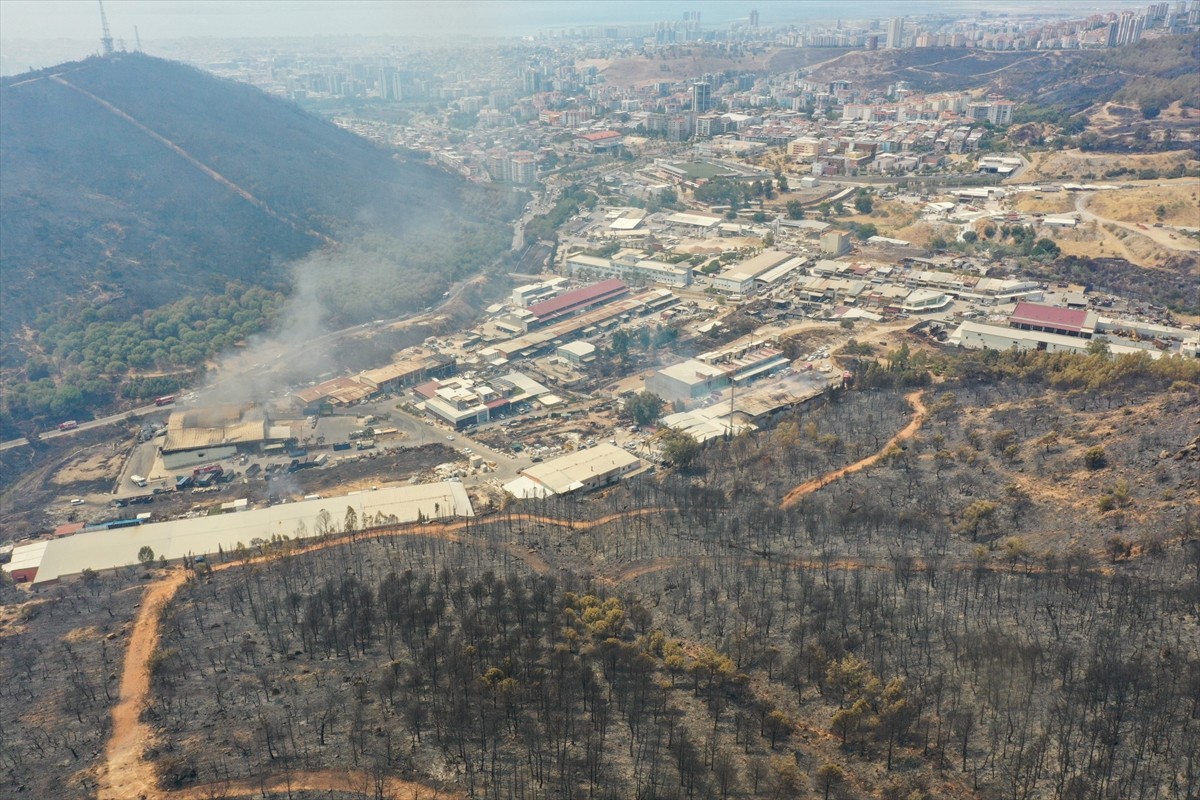 İzmir'in Karşıyaka ilçesi Yamanlar Dağı'nda çıkan yangını söndürme çalışmaları devam ediyor....