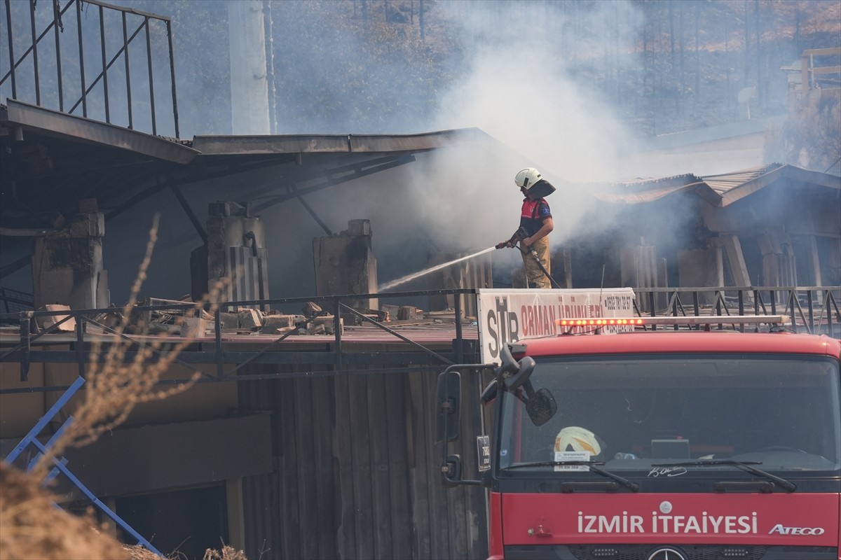 İzmir'in Karşıyaka ilçesi Yamanlar Dağı'nda çıkan yangını söndürme çalışmaları devam ediyor....