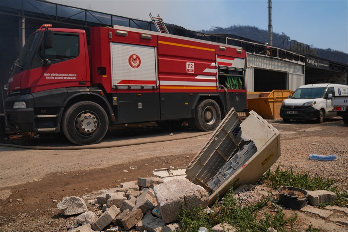 İzmir'in Karşıyaka ilçesi Yamanlar Dağı'nda çıkan yangını söndürme çalışmaları devam ediyor....