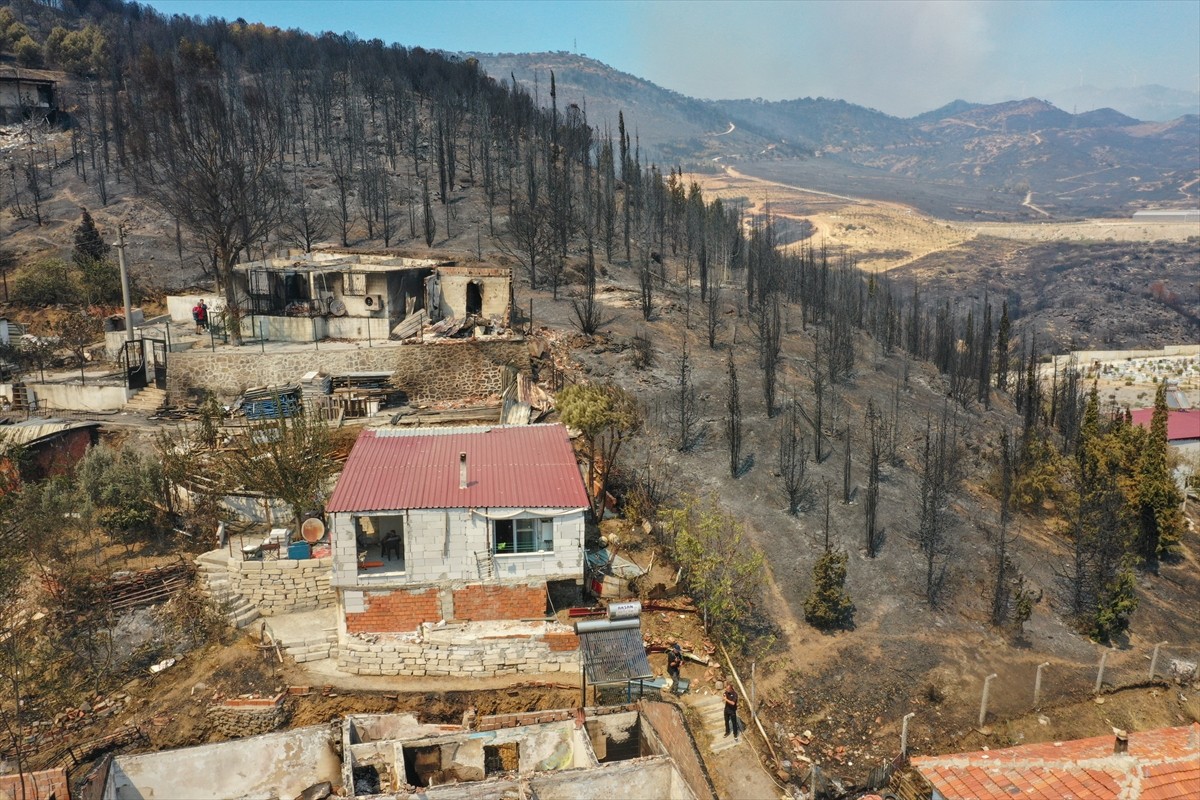 İzmir'in Karşıyaka ilçesi Yamanlar Dağı'nda çıkan yangını söndürme çalışmaları devam ediyor....