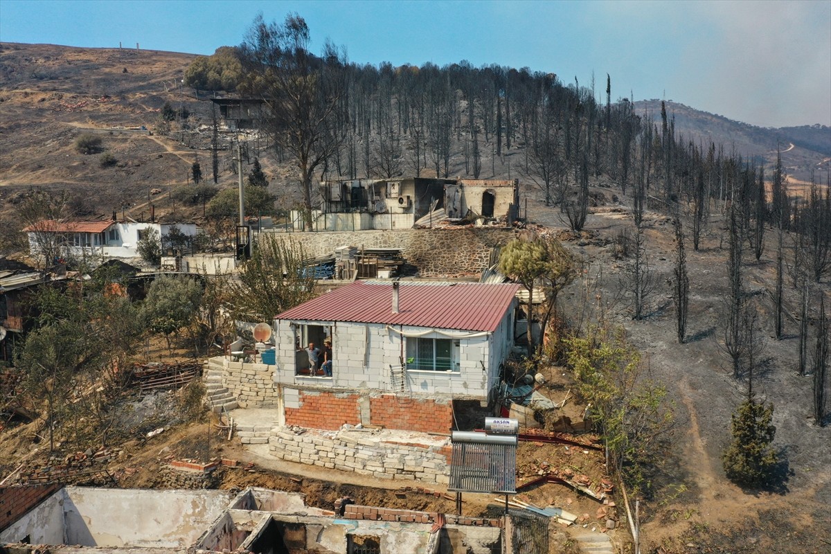 İzmir'in Karşıyaka ilçesi Yamanlar Dağı'nda çıkan yangını söndürme çalışmaları devam ediyor....