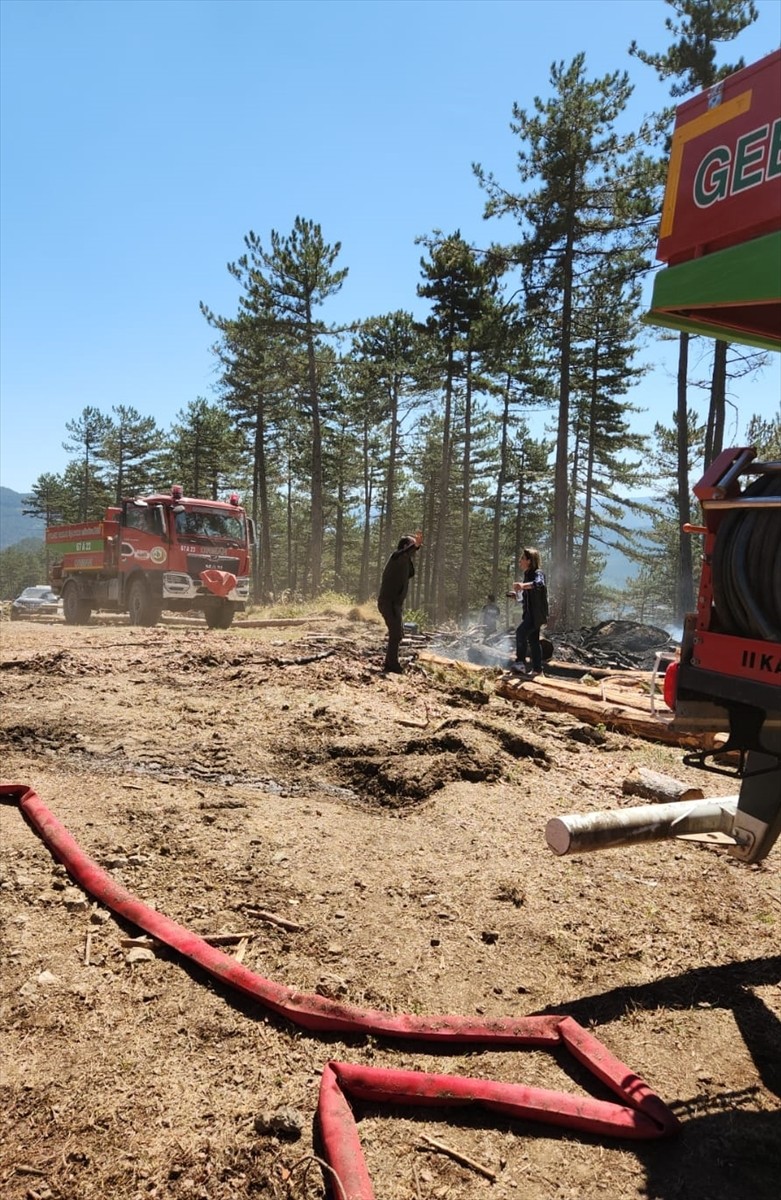 Karabük'ün Ovacık ilçesinde ormanlık alanda çıkan yangını söndürme çalışmaları 20 saattir devam...