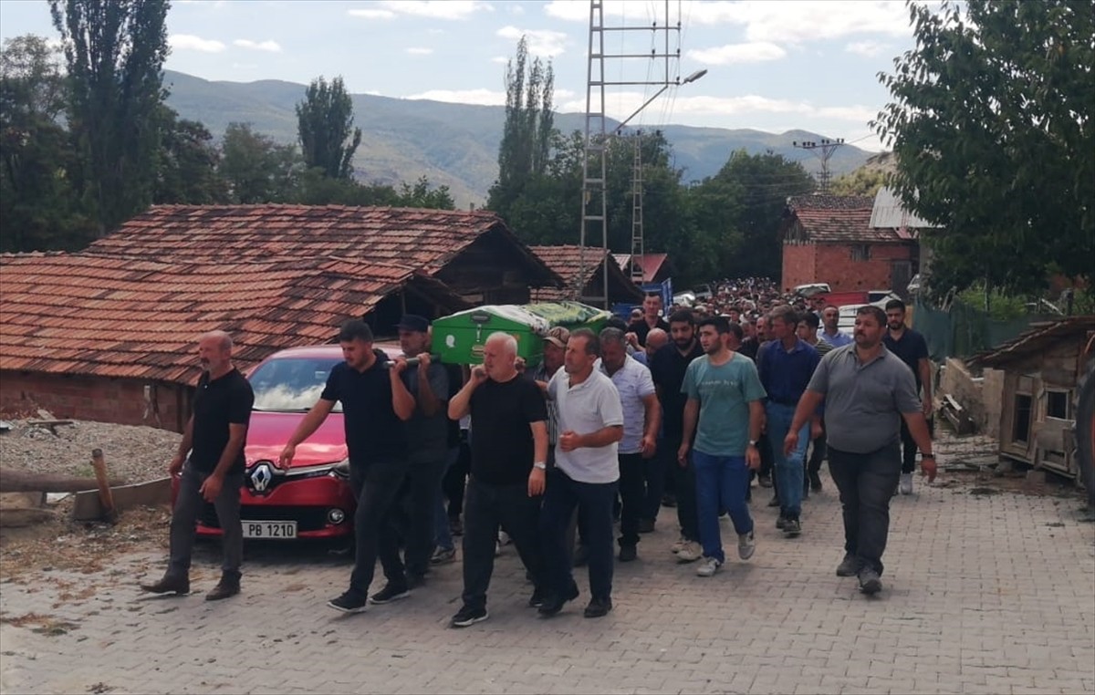 Kastamonu'nun Cide ilçesinde teknenin batması sonucu hayatını kaybeden Esmanur Gülcan son...