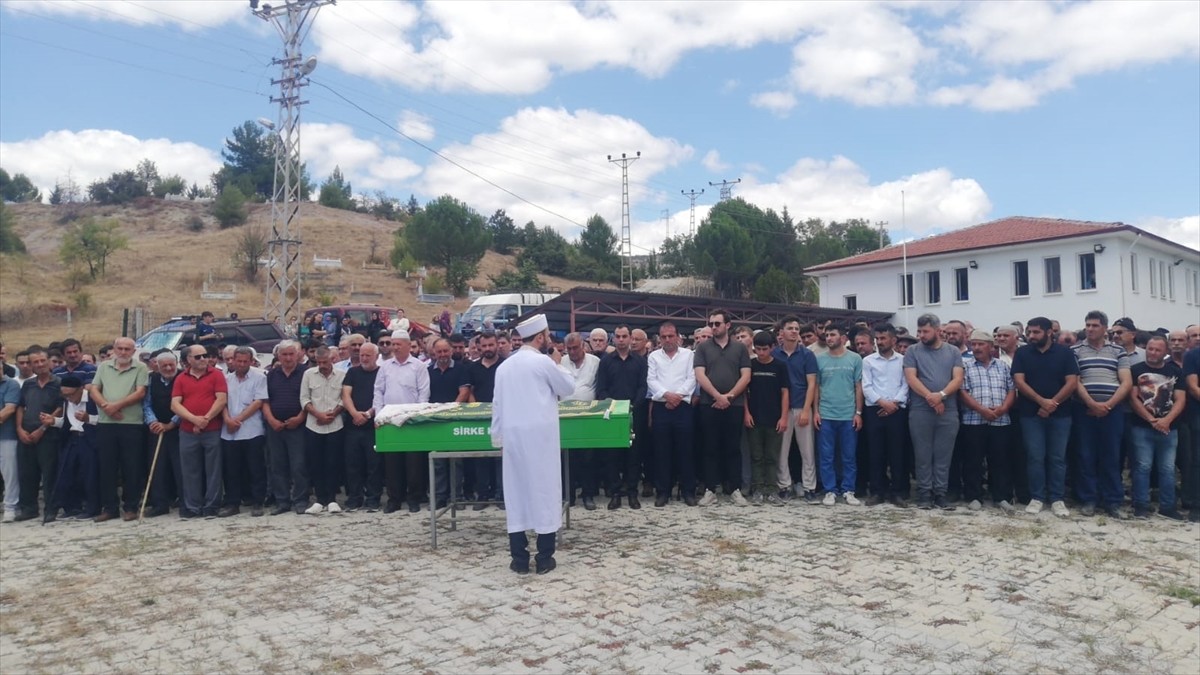 Kastamonu'nun Cide ilçesinde teknenin batması sonucu hayatını kaybeden Esmanur Gülcan son...