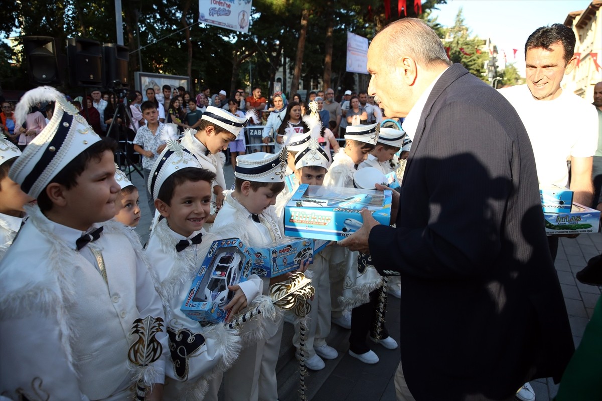 Kastamonu'nun Taşköprü ilçesinde düzenlenen toplu sünnet töreninde Güney Kore'den gelen halk...