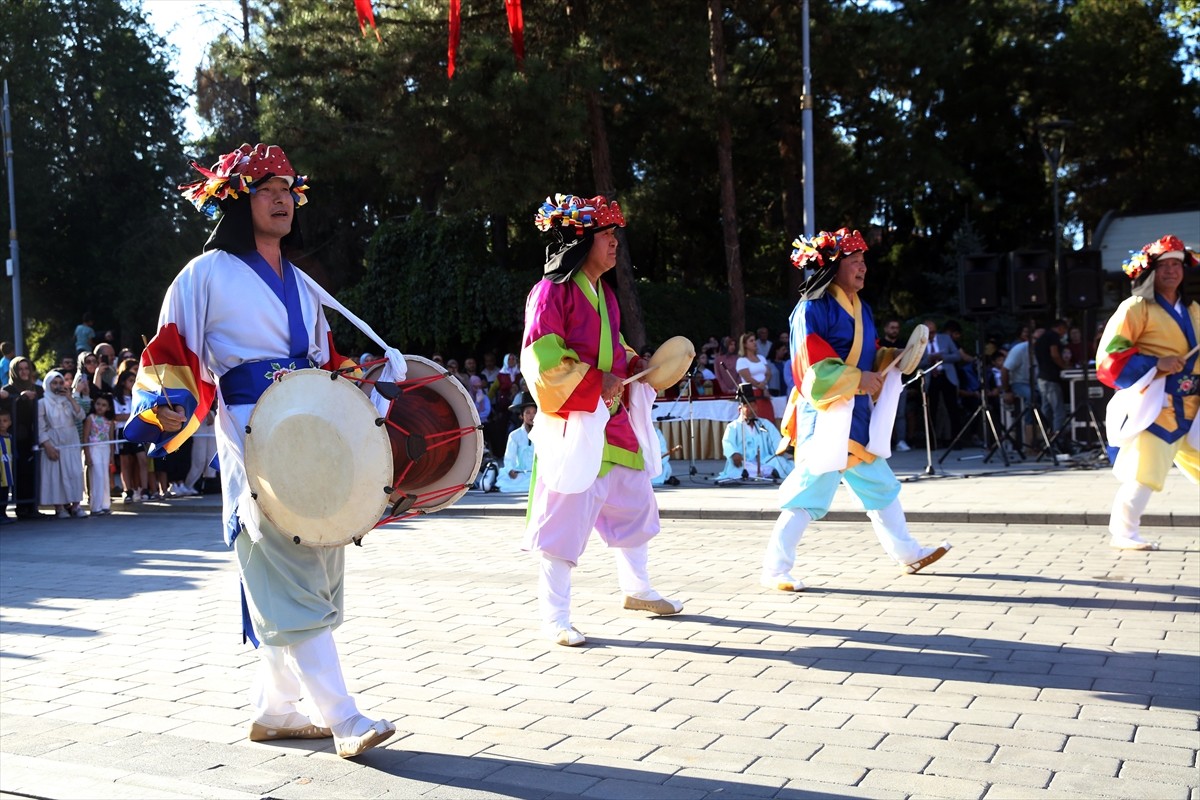 Kastamonu'nun Taşköprü ilçesinde düzenlenen toplu sünnet töreninde Güney Kore'den gelen halk...