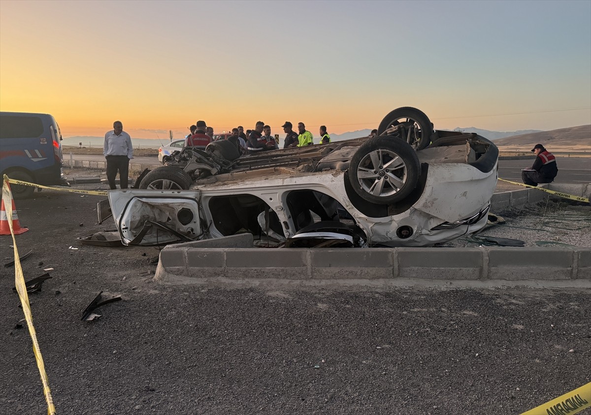 Kayseri'de devrilen otomobildeki 4 kişi öldü, 2 kişi yaralandı.