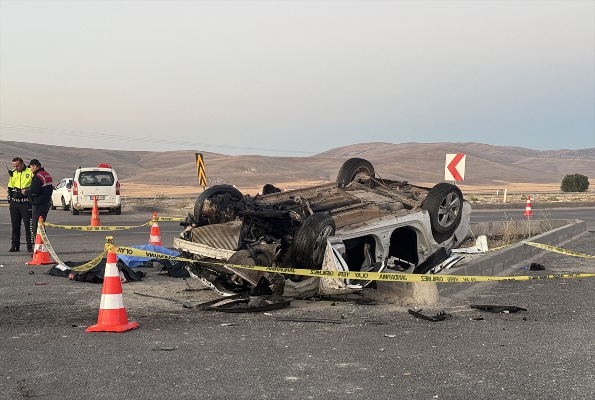 Kayseri'de devrilen otomobildeki 4 kişi öldü, 2 kişi yaralandı.