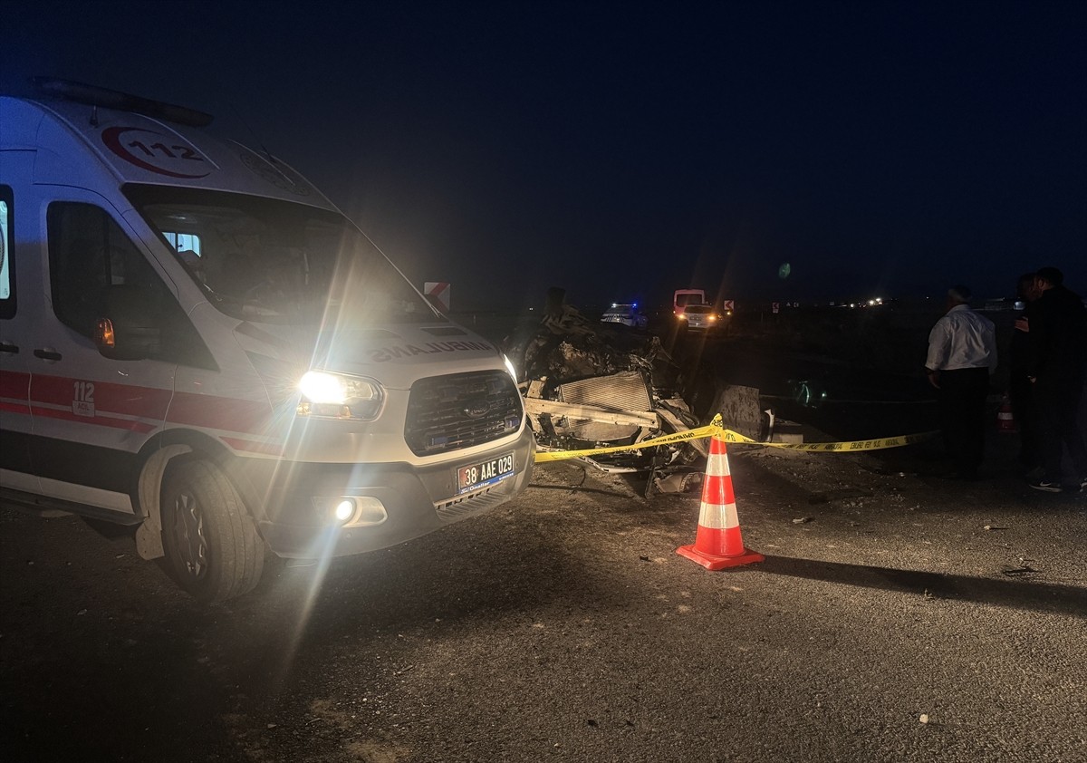 Kayseri'de devrilen otomobildeki 4 kişi öldü, 2 kişi yaralandı.