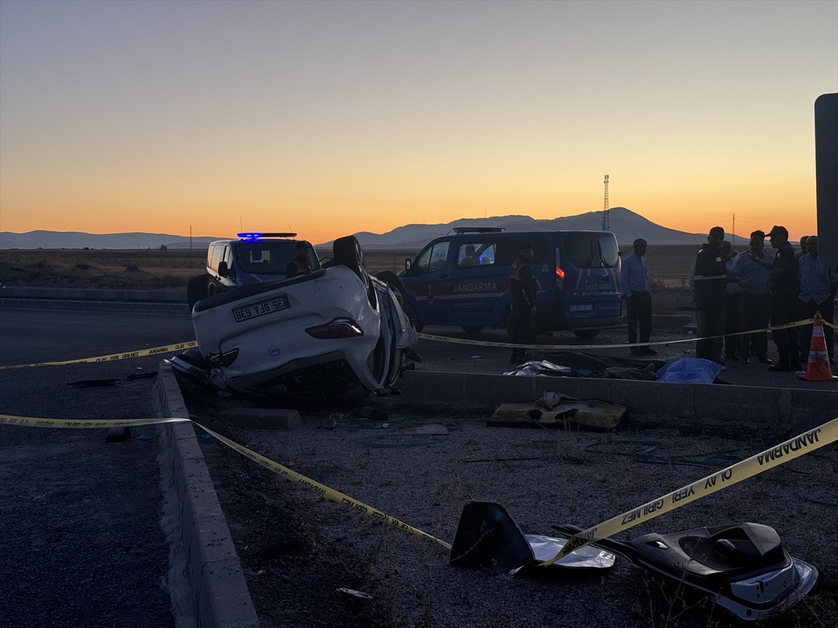 Kayseri'de devrilen otomobildeki 4 kişi öldü, 2 kişi yaralandı.