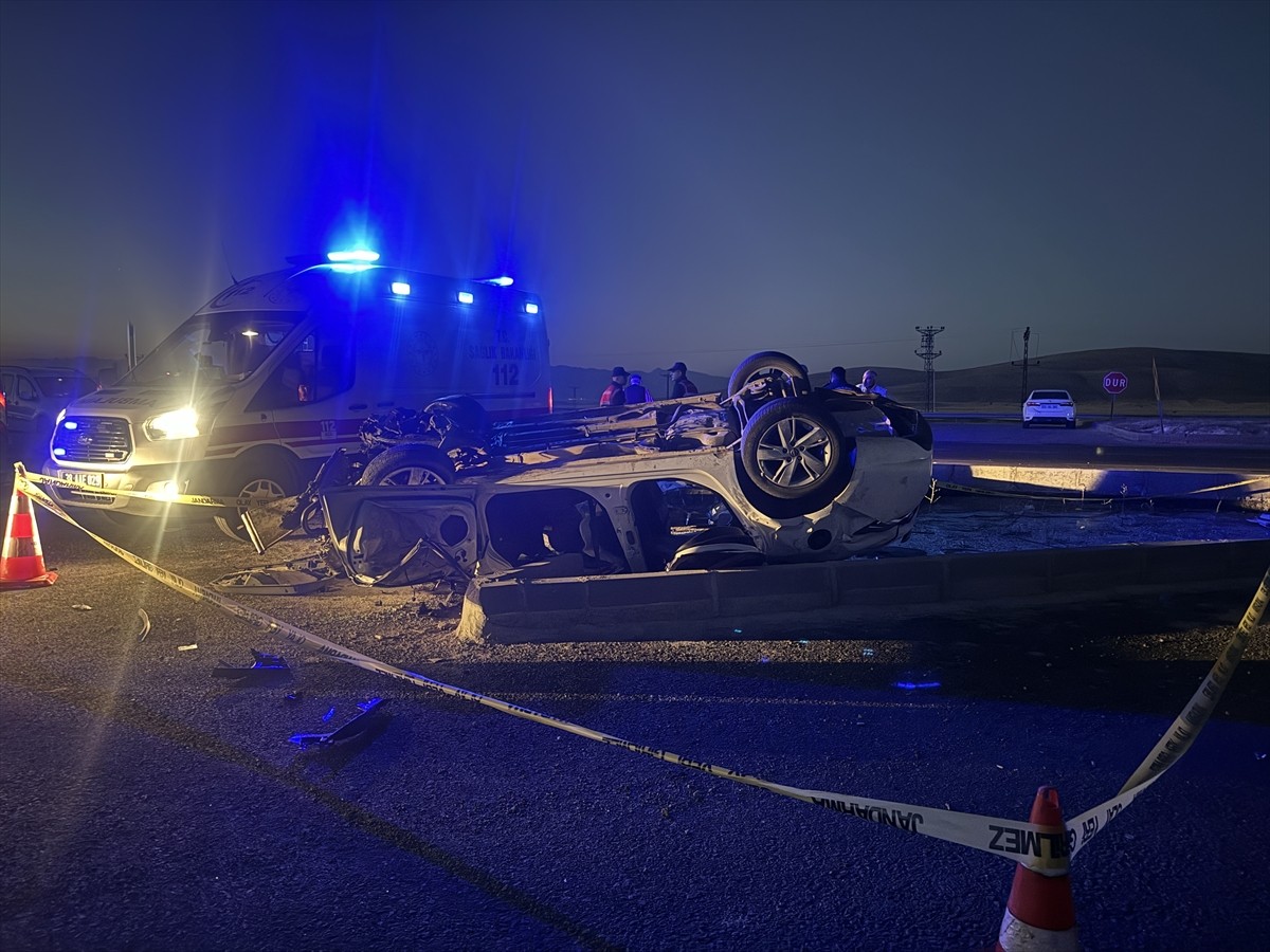 Kayseri'de devrilen otomobildeki 4 kişi öldü, 2 kişi yaralandı.