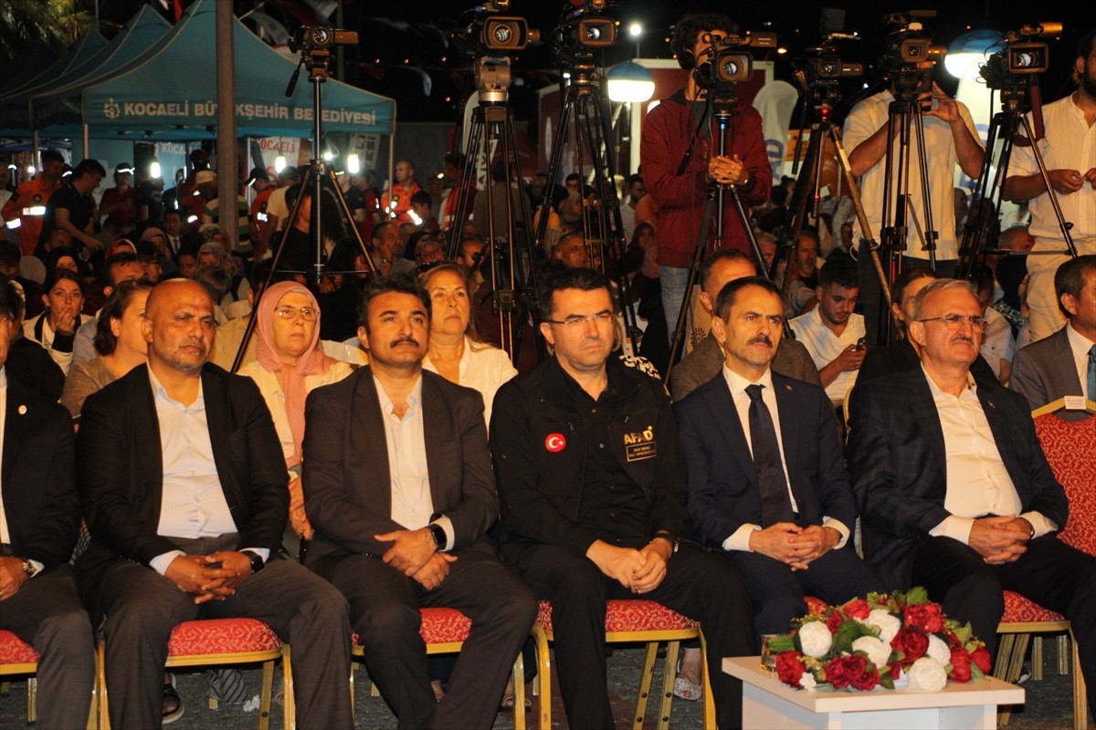 Kocaeli'nin Gölcük ilçesinde, 17 Ağustos 1999 Marmara Depremi'nde hayatını kaybedenler için anma...