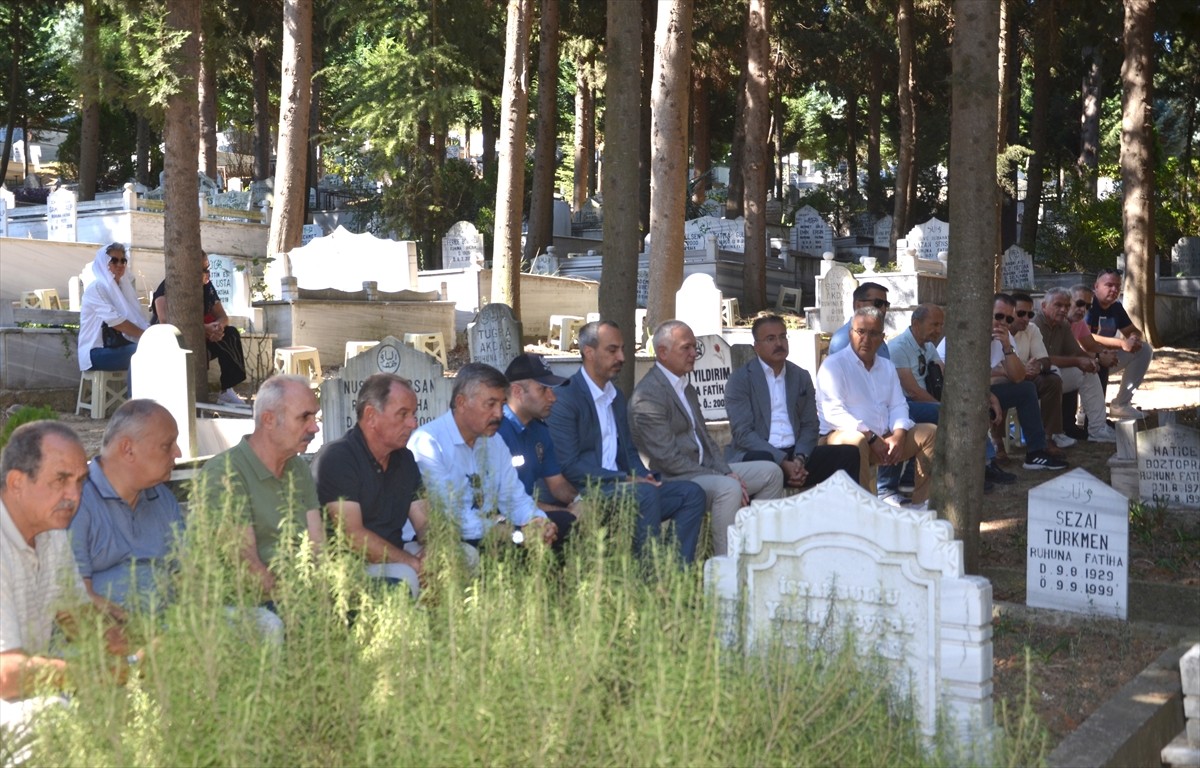 Kocaeli'nin Karamürsel ilçesinde 17 Ağustos 1999 Marmara Depremi'nde hayatını kaybedenler, mezarı...