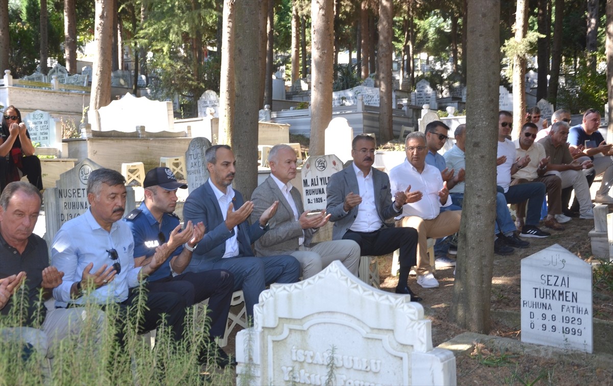 Kocaeli'nin Karamürsel ilçesinde 17 Ağustos 1999 Marmara Depremi'nde hayatını kaybedenler, mezarı...